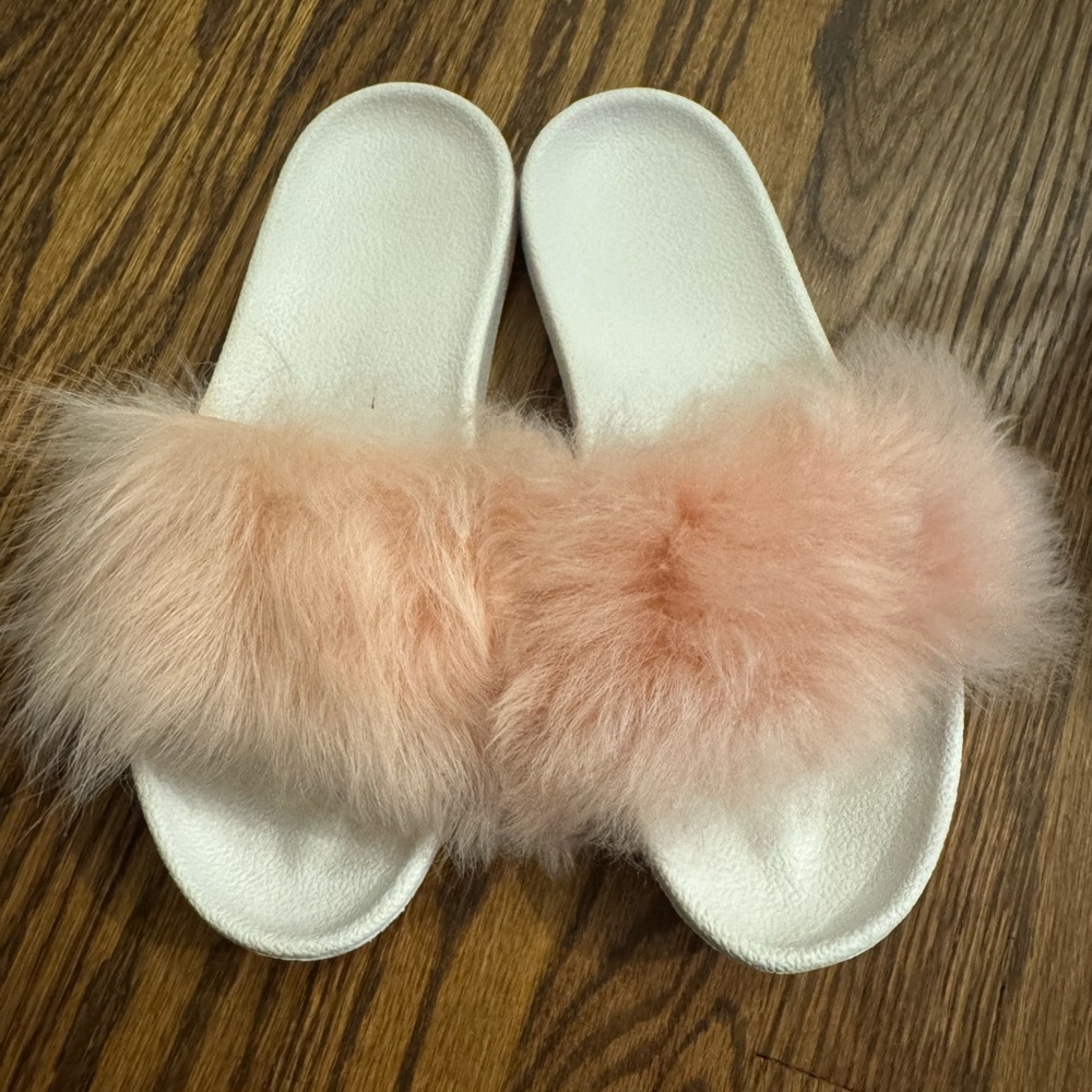 NWT UGG Women's Fuzzy Pink Slippers
